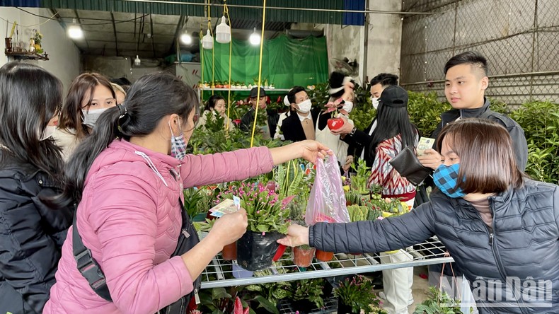 Hàng vạn người đổ về phiên chợ "mua may, bán rủi" ảnh 3