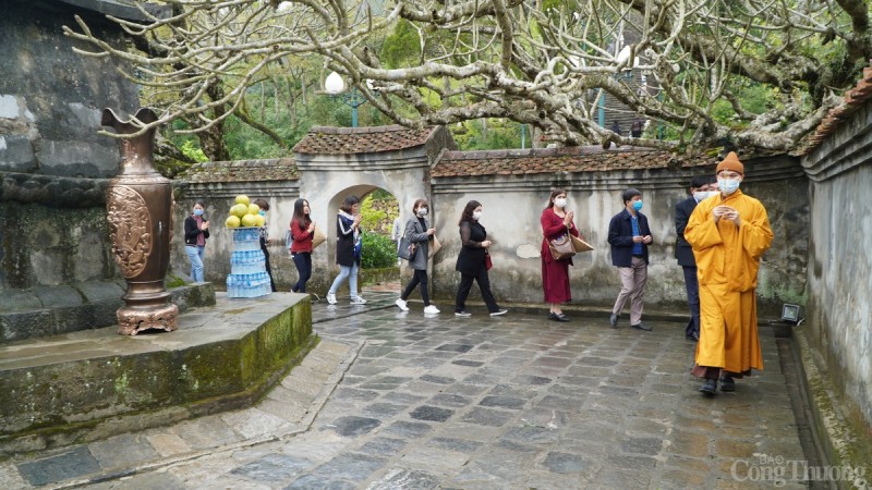 Khu du lịch Yên Tử là nơi lưu giữ các di tích lịch sử, văn hóa gắn liền với sự hình thành và phát triển của thiền phái Trúc Lâm Yên Tử Khu du lịch Yên Tử là nơi lưu giữ các di tích lịch sử, văn hóa gắn liền với sự hình thành và phát triển của thiền phái Trúc Lâm Yên Tử