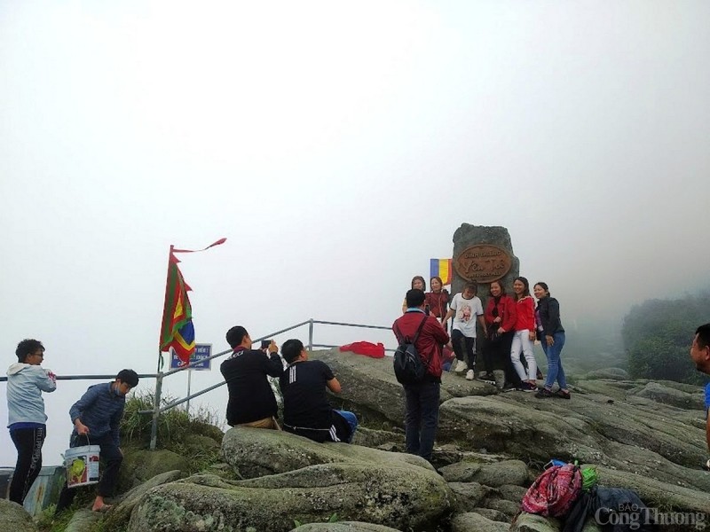 Từ xưa, núi rừng Yên Tử đã nổi tiếng là nơi ngoạn mục và được liệt vào Danh sơn đất Việt. Từ xưa, núi rừng Yên Tử đã nổi tiếng là nơi ngoạn mục và được liệt vào Danh sơn đất Việt.