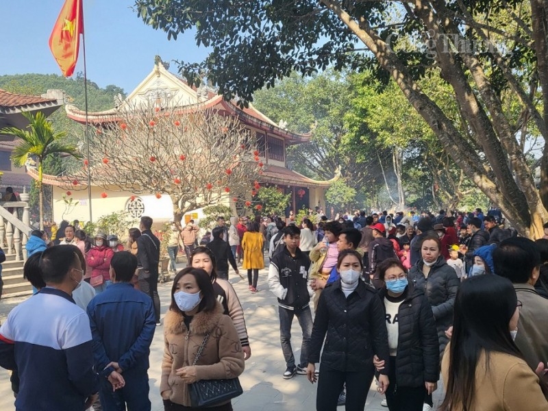 Hàng vạn du khách đến Cửa Đạt của tỉnh Thanh Hóa cầu may đầu năm mới Hàng vạn du khách đến Cửa Đạt của tỉnh Thanh Hóa cầu may đầu năm mới