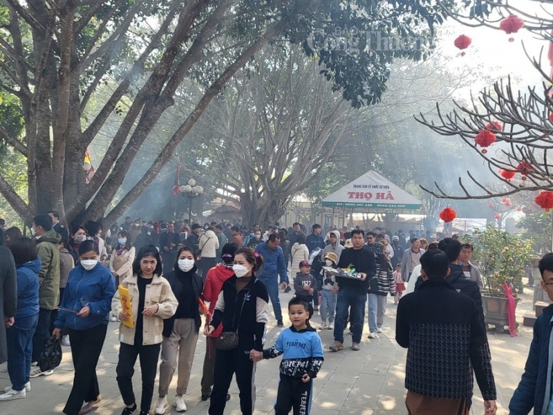 Hàng vạn du khách đến Cửa Đạt của tỉnh Thanh Hóa cầu may đầu năm mới Hàng vạn du khách đến Cửa Đạt của tỉnh Thanh Hóa cầu may đầu năm mới
