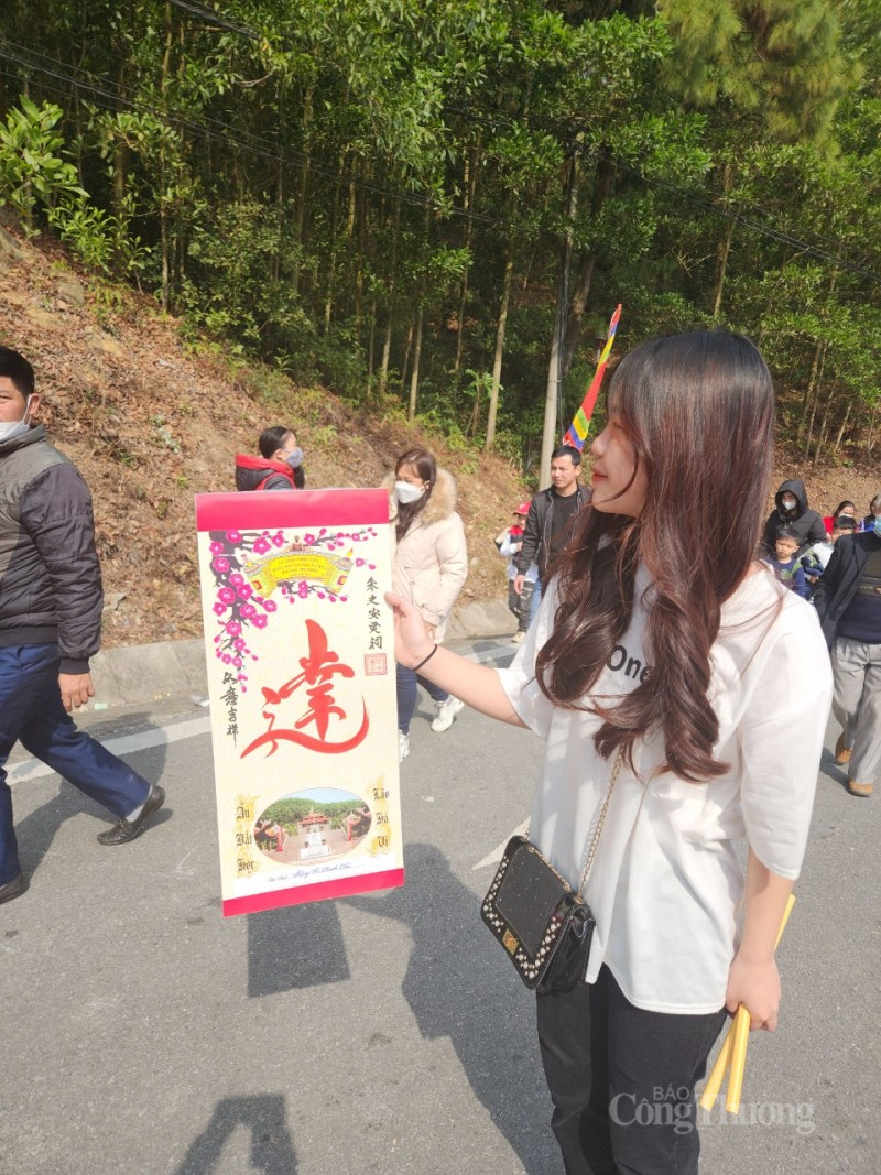 Xếp hàng xin chữ tại Lễ Khai bút đền thờ Chu Văn An Xếp hàng xin chữ tại Lễ Khai bút đền thờ Chu Văn An