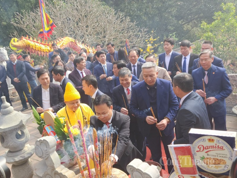 Xếp hàng xin chữ tại Lễ Khai bút đền thờ Chu Văn An Xếp hàng xin chữ tại Lễ Khai bút đền thờ Chu Văn An