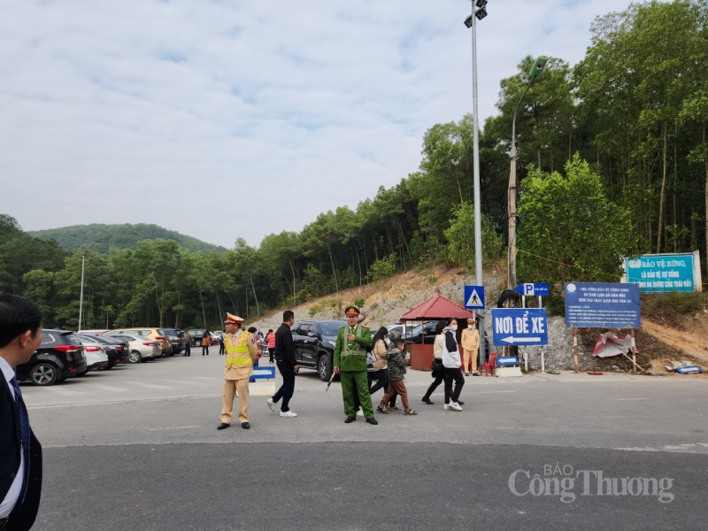 Xếp hàng xin chữ tại Lễ Khai bút đền thờ Chu Văn An Xếp hàng xin chữ tại Lễ Khai bút đền thờ Chu Văn An