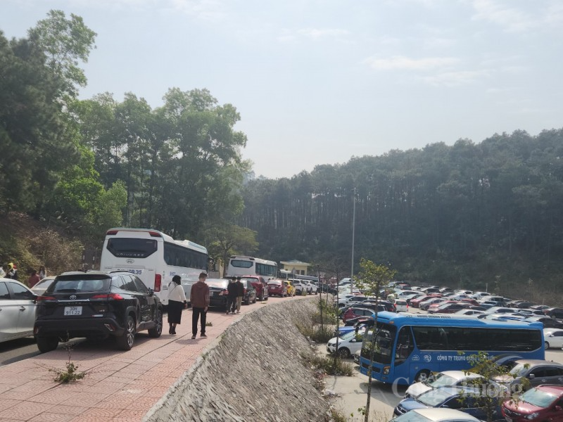 Xếp hàng xin chữ tại Lễ Khai bút đền thờ Chu Văn An Xếp hàng xin chữ tại Lễ Khai bút đền thờ Chu Văn An