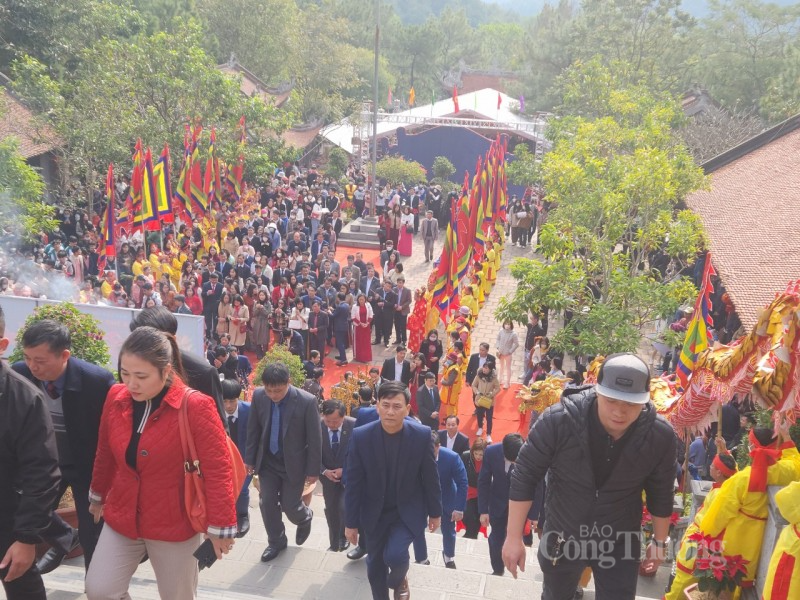 Xếp hàng xin chữ tại Lễ Khai bút đền thờ Chu Văn An Xếp hàng xin chữ tại Lễ Khai bút đền thờ Chu Văn An