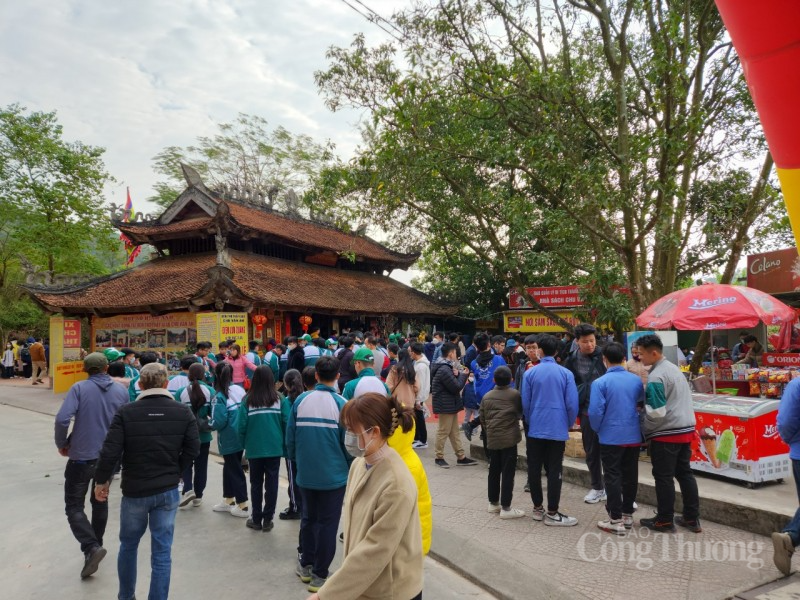 Xếp hàng xin chữ tại Lễ Khai bút đền thờ Chu Văn An Xếp hàng xin chữ tại Lễ Khai bút đền thờ Chu Văn An