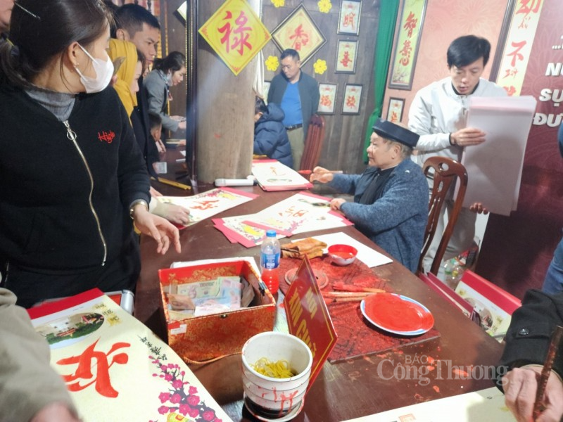 Xếp hàng xin chữ tại Lễ Khai bút đền thờ Chu Văn An Xếp hàng xin chữ tại Lễ Khai bút đền thờ Chu Văn An