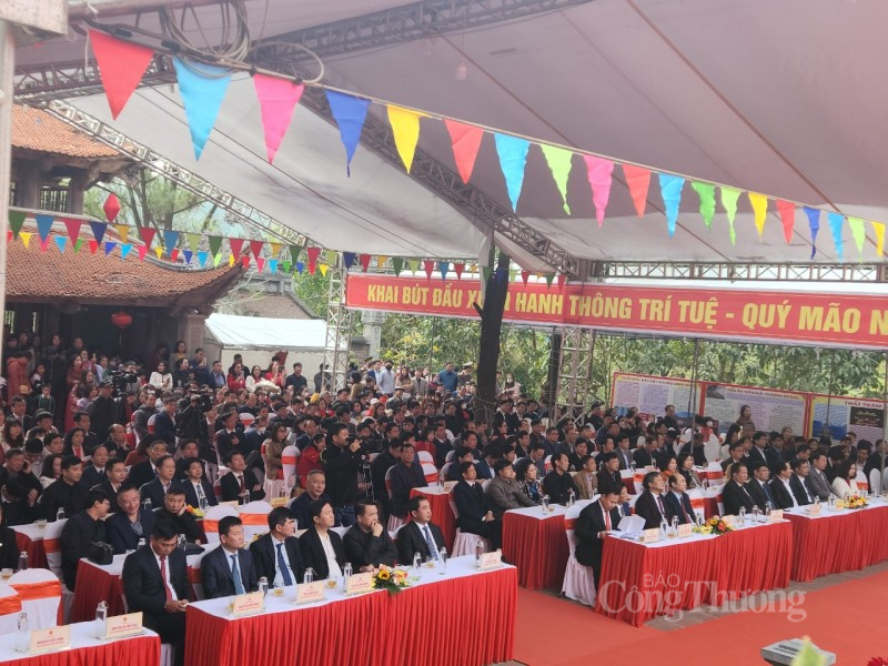 Xếp hàng xin chữ tại Lễ Khai bút đền thờ Chu Văn An Xếp hàng xin chữ tại Lễ Khai bút đền thờ Chu Văn An