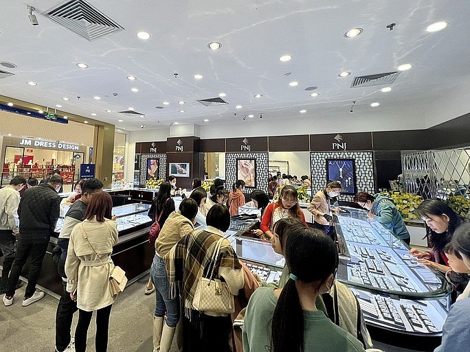 Khách đến mua các sản phẩm vàng tại cửa hàng của PNJ ngày 29-1