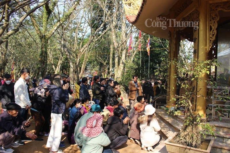 Hàng ngàn du khách về Khu Di tích Am Tiên dự lễ “mở cổng trời” Hàng ngàn du khách về Khu Di tích Am Tiên dự lễ “mở cổng trời”