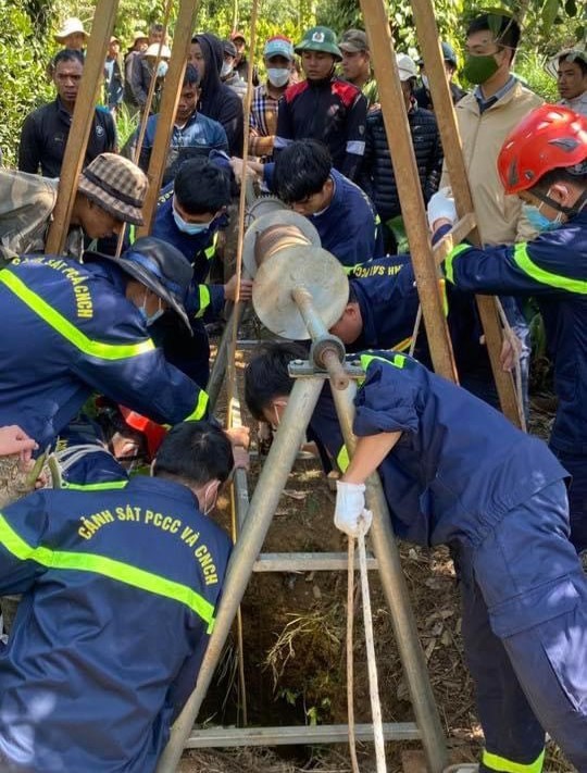 Cháu bé 4 tuổi rơi xuống giếng Cháu bé 4 tuổi rơi xuống giếng