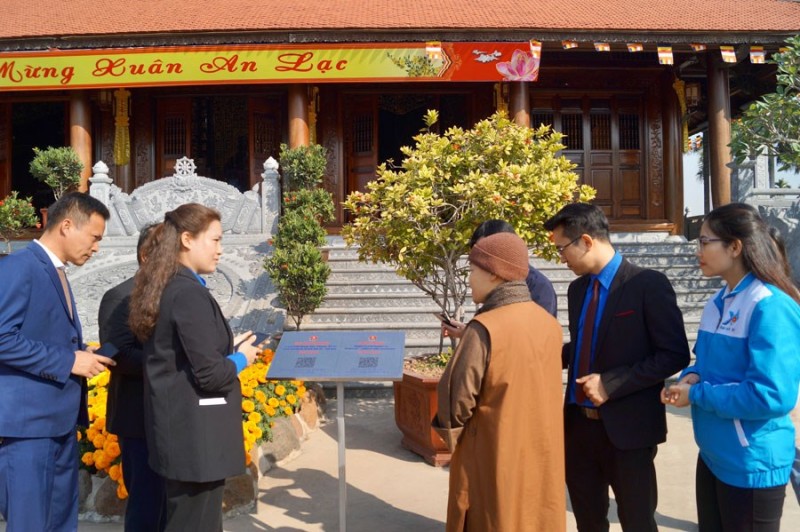 Các đại biểu quét mã QR đọc giới thiệu Di tích tại chùa Đại Vĩnh Các đại biểu quét mã QR đọc giới thiệu Di tích tại chùa Đại Vĩnh