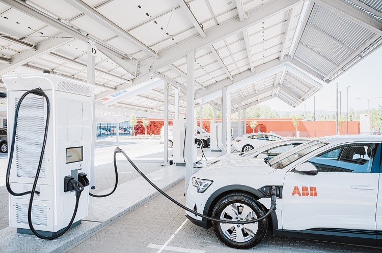 ABB E-mobility chuyển giao bộ sạc EV thứ 1 triệu