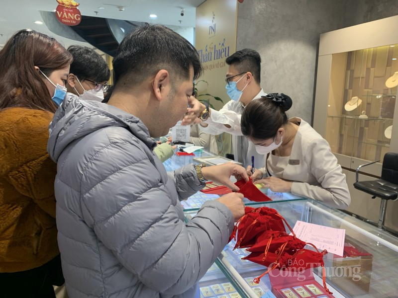 Người dân mua vàng lấy may đầu năm