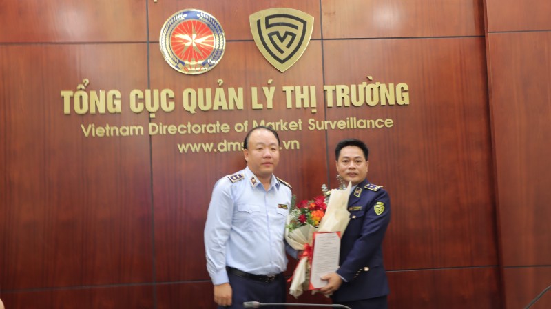 Tổng Cục trưởng Trần Hữu Linh tặng hoa chúc mừng tân Phó Cục trưởng Cục Nghiệp vụ Quản lý thị trường... Tổng Cục trưởng Trần Hữu Linh tặng hoa chúc mừng tân Phó Cục trưởng Cục Nghiệp vụ Quản lý thị trường...