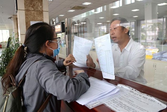 Người dân làm thủ tục thuế tại Cục Thuế TP.HCM Người dân làm thủ tục thuế tại Cục Thuế TP.HCM