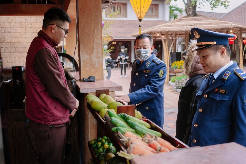 Trong quá trình kiểm tra, giám sát kết hợp làm tốt công tác tuyên truyền, giáo dục kiến thức, các quy định của pháp luật về đảm bảo chất lượng ATTP cho người sản xuất, kinh doanh thực phẩm và người tiêu dùng. Trong quá trình kiểm tra, giám sát kết hợp làm tốt công tác tuyên truyền, giáo dục kiến thức, các quy định của pháp luật về đảm bảo chất lượng ATTP cho người sản xuất, kinh doanh thực phẩm và người tiêu dùng.