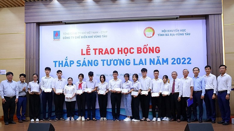 Tổ chức cho học sinh cấp 3 tham quan công trình khí Cà Mau Tổ chức cho học sinh cấp 3 tham quan công trình khí Cà Mau
