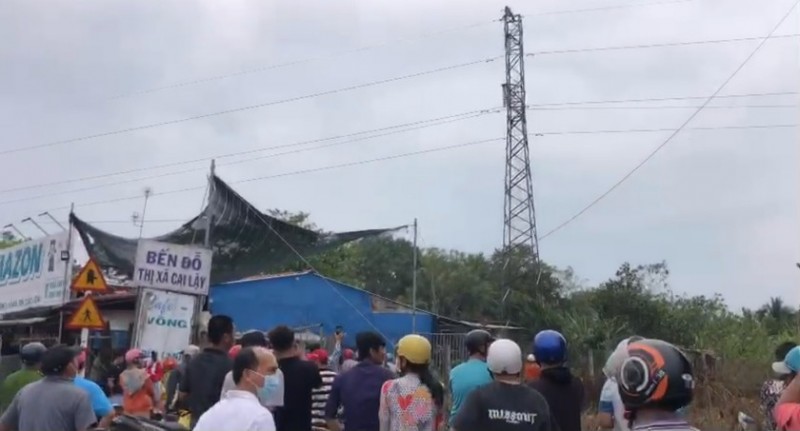 Tiền Giang: Giải cứu cô gái không mảnh vải che thân ngồi trên cột điện cao thế Tiền Giang: Giải cứu cô gái không mảnh vải che thân ngồi trên cột điện cao thế