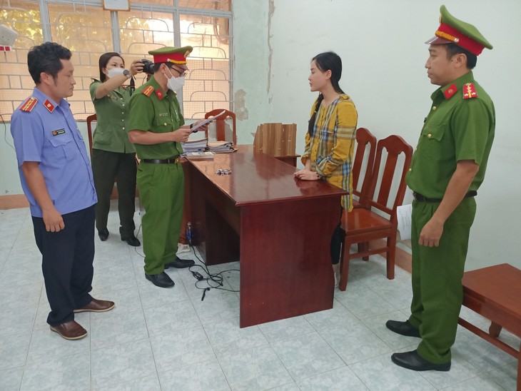 Cảnh sát tống đạt các quyết định tố tụng đối với Ninh Thị Vân Anh hồi tháng 10/2022 Cảnh sát tống đạt các quyết định tố tụng đối với Ninh Thị Vân Anh hồi tháng 10/2022