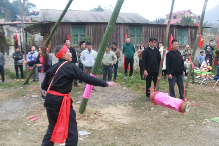 Tưng bừng Lễ hội xuống đồng của dân tộc Tày Tả Chải (Bắc Hà) Tưng bừng Lễ hội xuống đồng của dân tộc Tày Tả Chải (Bắc Hà)