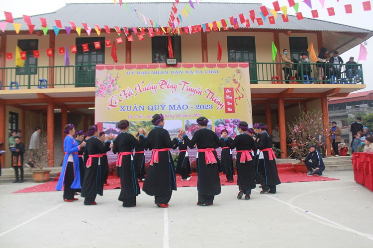 Tưng bừng Lễ hội xuống đồng của dân tộc Tày Tả Chải (Bắc Hà) Tưng bừng Lễ hội xuống đồng của dân tộc Tày Tả Chải (Bắc Hà)