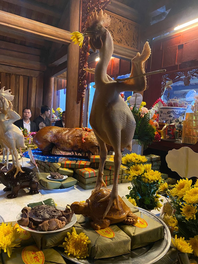 Độc đáo hàng trăm cỗ gà bay rồng, phượng cung tiến ngày giỗ vua Mai Hắc Đế