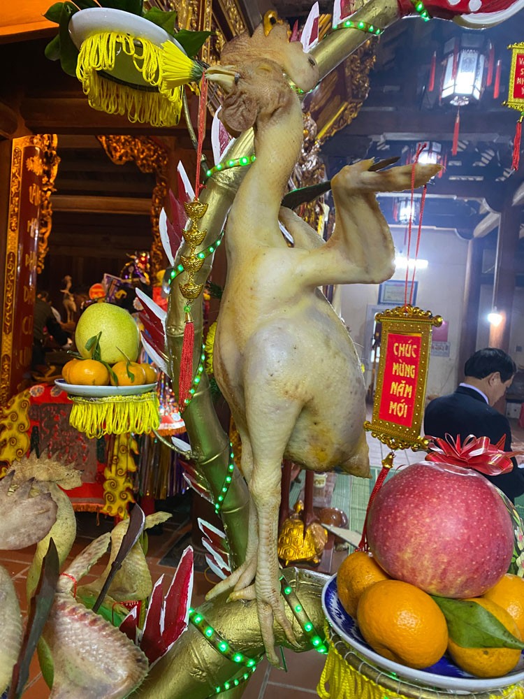 Độc đáo hàng trăm cỗ gà bay rồng, phượng cung tiến ngày giỗ vua Mai Hắc Đế