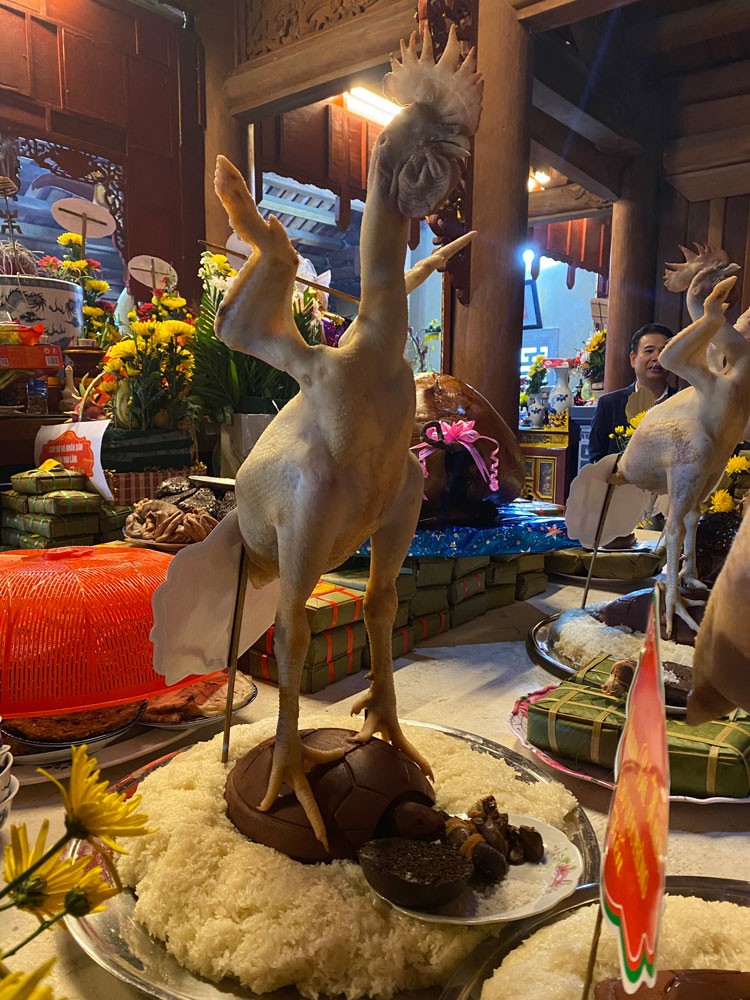 Độc đáo hàng trăm cỗ gà bay rồng, phượng cung tiến ngày giỗ vua Mai Hắc Đế