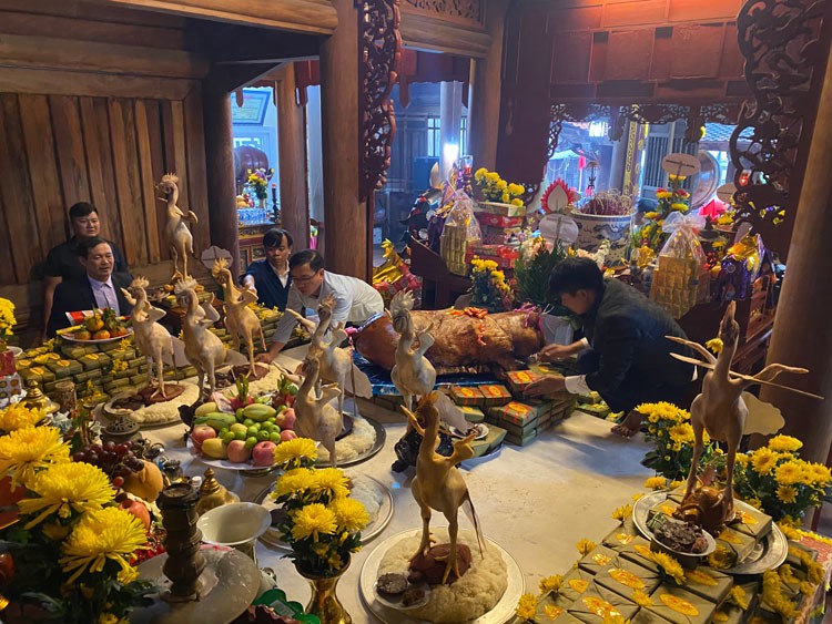 Độc đáo hàng trăm cỗ gà bay rồng, phượng cung tiến ngày giỗ vua Mai Hắc Đế