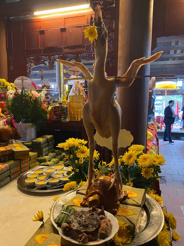 Độc đáo hàng trăm cỗ gà bay rồng, phượng cung tiến ngày giỗ vua Mai Hắc Đế