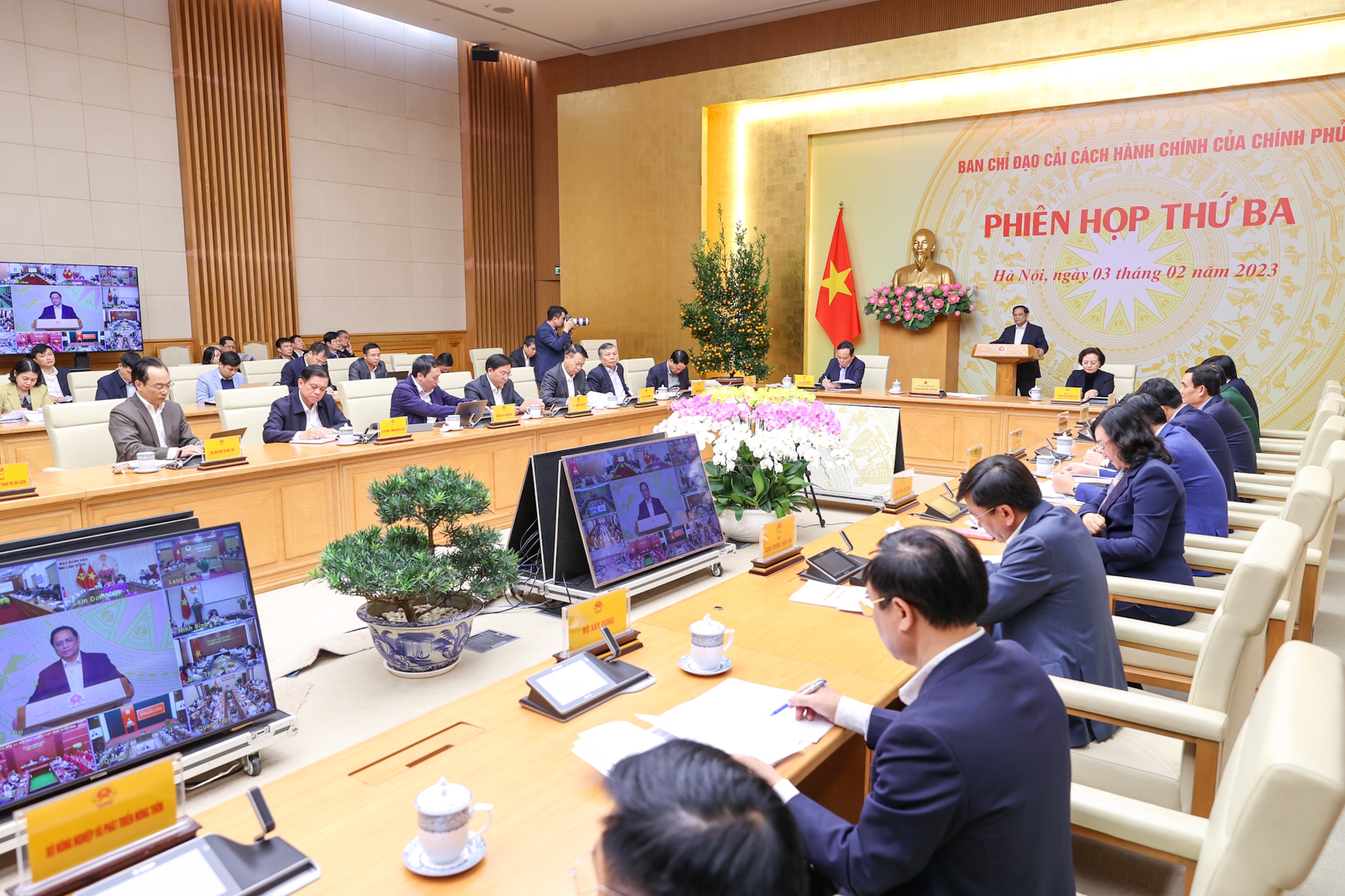 Xem xét ban hành 3 nghị định về chính sách cho cán bộ, công chức, viên chức - Ảnh 4. Xem xét ban hành 3 nghị định về chính sách cho cán bộ, công chức, viên chức - Ảnh 4.