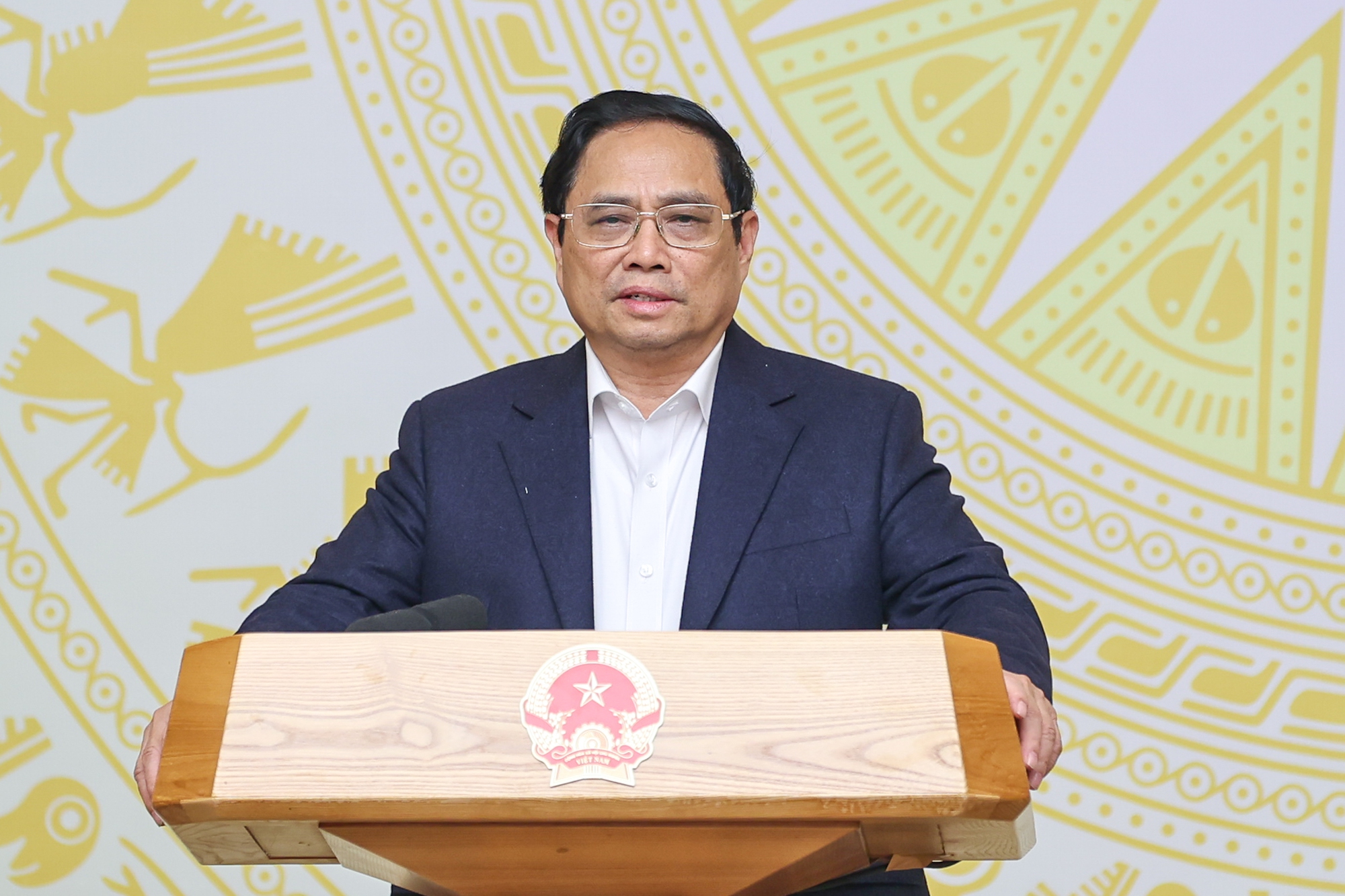 Xem xét ban hành 3 nghị định về chính sách cho cán bộ, công chức, viên chức - Ảnh 1. Xem xét ban hành 3 nghị định về chính sách cho cán bộ, công chức, viên chức - Ảnh 1.