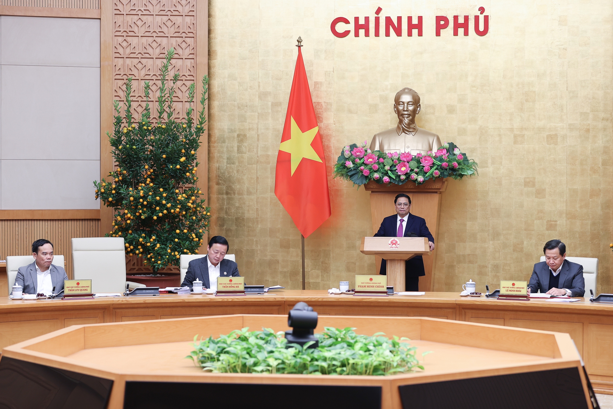 Cán bộ, công chức, viên chức tuyệt đối không đi lễ hội trong giờ hành chính; không tổ chức du xuân, liên hoan, chúc Tết,… - Ảnh 1. Cán bộ, công chức, viên chức tuyệt đối không đi lễ hội trong giờ hành chính; không tổ chức du xuân, liên hoan, chúc Tết,… - Ảnh 1.