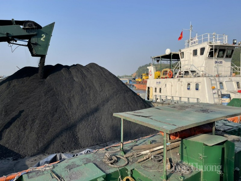 EVN cần khẩn trương xây dựng lộ trình, phương án giá bán lẻ điện bình quân năm 2023 EVN cần khẩn trương xây dựng lộ trình, phương án giá bán lẻ điện bình quân năm 2023