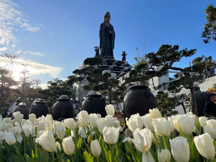 Rằm tháng Giêng, núi Bà Đen vượt lượng khách so với nhiều điểm đến tâm linh Rằm tháng Giêng, núi Bà Đen vượt lượng khách so với nhiều điểm đến tâm linh