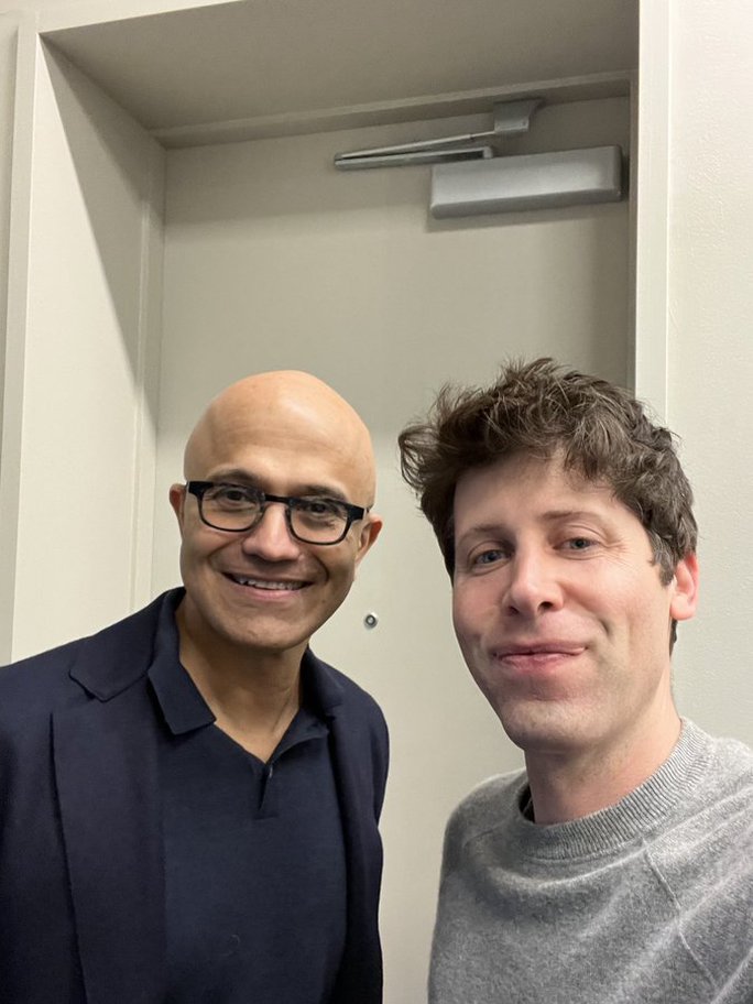 Google ra mắt đối thủ cạnh tranh ChatGPT, Microsoft không ngồi yên - Ảnh 2. Google ra mắt đối thủ cạnh tranh ChatGPT, Microsoft không ngồi yên - Ảnh 2.