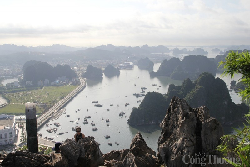 Từ đỉnh núi Bài Thơ du khách có thể nhìn toàn cảnh Vịnh Hạ Long Từ đỉnh núi Bài Thơ du khách có thể nhìn toàn cảnh Vịnh Hạ Long