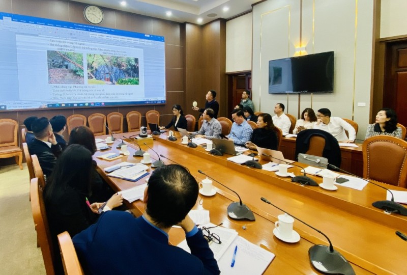 Các đơn vị liên quan cho ý kiến về phương án khai thác, tổ chức tuyến tham quan núi Bài Thơ (Ảnh: Cổng TTĐT Quảng Ninh)) Các đơn vị liên quan cho ý kiến về phương án khai thác, tổ chức tuyến tham quan núi Bài Thơ (Ảnh: Cổng TTĐT Quảng Ninh))