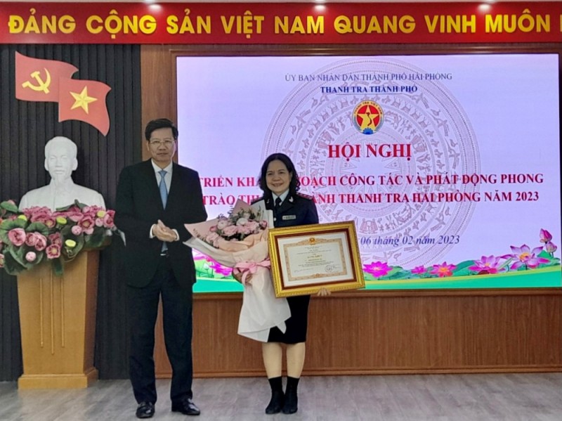 Lãnh đạo TP Hải Phòng trao Bằng khen của Thủ tướng Chính phủ cho đồng chí Phạm Thị Nguyệt Ánh, Phó Chánh Thanh tra thành phố