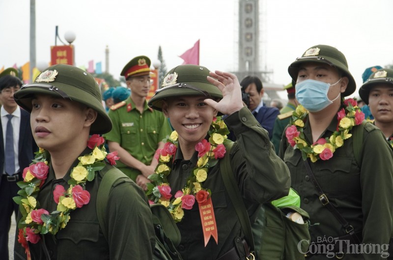 Tân binh Đà Nẵng hăng hái lên đường nhập ngũ, quyết tâm tiếp bước thế hệ cha anh đi trước, phấn đấu rèn luyện, trở thành người lính Cụ Hồ, góp phần xây dựng và bảo vệ Tổ quốc.