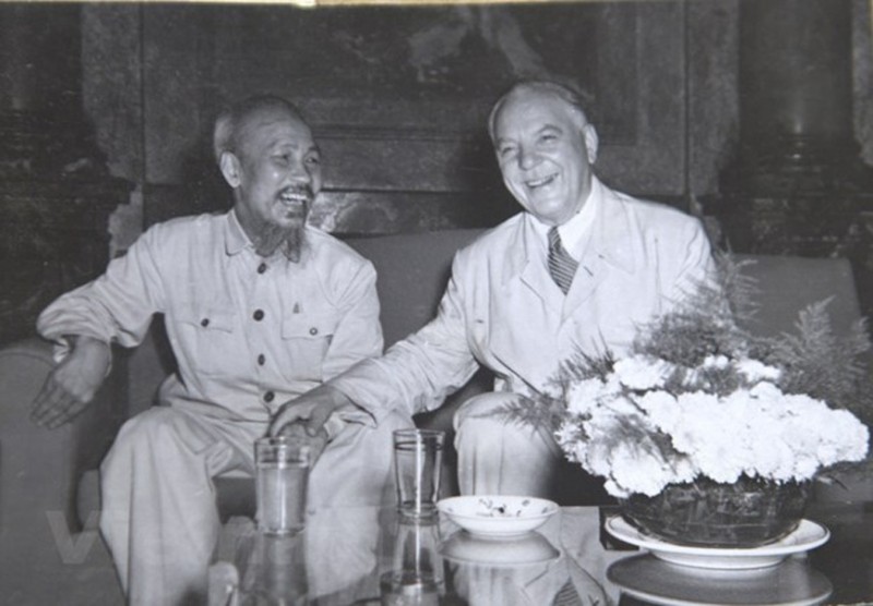 Chủ tịch Hồ Chí Minh và Thủ tướng Liên Xô A.Kosygin. Ảnh tư liệu: TASS  Chủ tịch Hồ Chí Minh và Thủ tướng Liên Xô A.Kosygin. Ảnh tư liệu: TASS