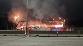 Xe giường nằm cháy rụi trên Quốc lộ 51