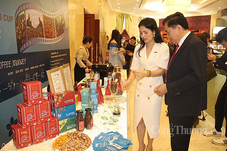 Khách mời tham gia buổi họp báo Lễ hội Cà phê Buôn Ma Thuột lần thứ 8 hào hứng trải nghiệm 3 nền văn minh cà phê thế giới. Khách mời tham gia buổi họp báo Lễ hội Cà phê Buôn Ma Thuột lần thứ 8 hào hứng trải nghiệm 3 nền văn minh cà phê thế giới.