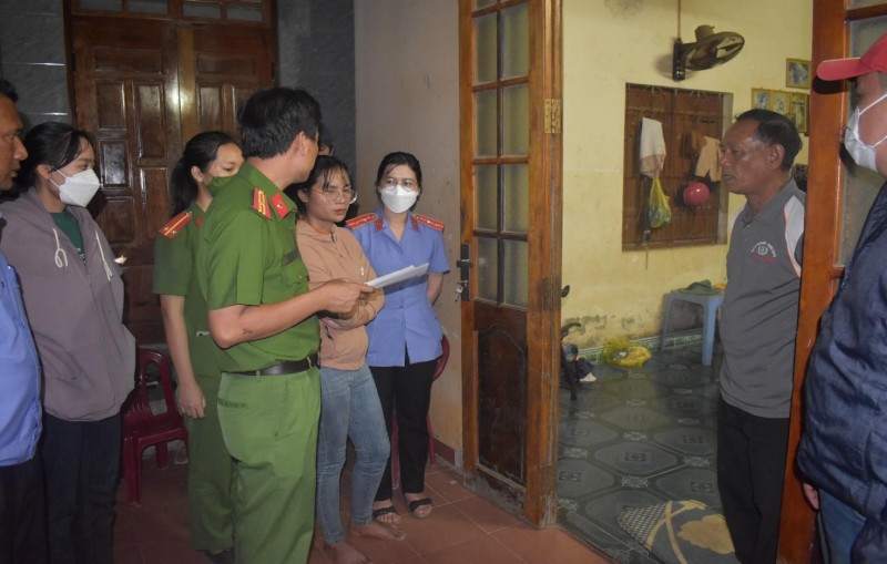 Cơ quan CSĐT tiến hành khám xét nơi ở của bị can.