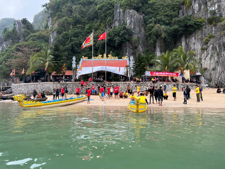 Lễ hội đền bà Men trên vịnh Hạ Long