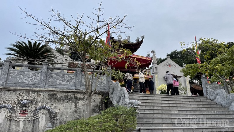 Đền Cửa Ông nằm trên ngọn đồi cao gần 100m, nhìn ra vịnh Bái Tử Long, là một trong những di tích lịch sử văn hóa nhà Trần Đền Cửa Ông nằm trên ngọn đồi cao gần 100m, nhìn ra vịnh Bái Tử Long, là một trong những di tích lịch sử văn hóa nhà Trần