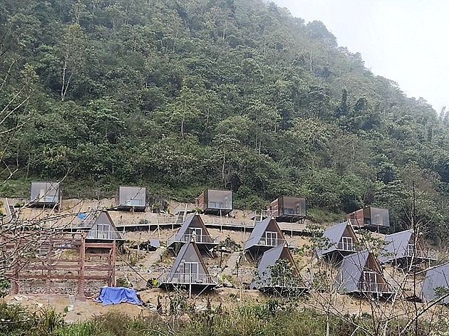 Lạ kỳ công trình kinh doanh du lịch không phép trơ gan giữa bản làng Lạ kỳ công trình kinh doanh du lịch không phép trơ gan giữa bản làng