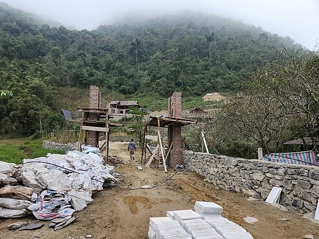 Lạ kỳ công trình kinh doanh du lịch không phép trơ gan giữa bản làng Lạ kỳ công trình kinh doanh du lịch không phép trơ gan giữa bản làng